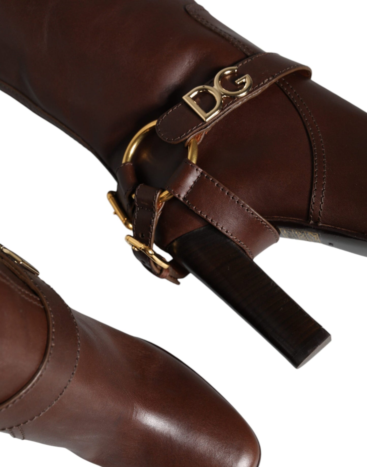 Botas altas de cuero marrón con logo dorado