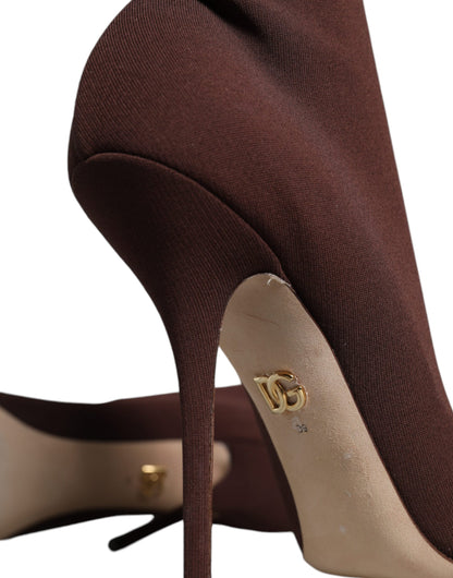 Calcetines y botines con tacones de aguja marrones