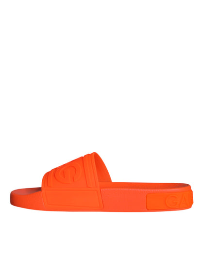 Sandalias de goma naranja para playa