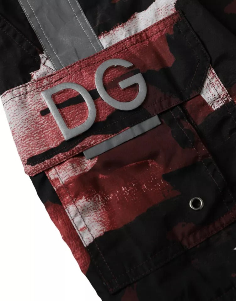 Traje de baño corto con estampado de camuflaje multicolor y logotipo de DG