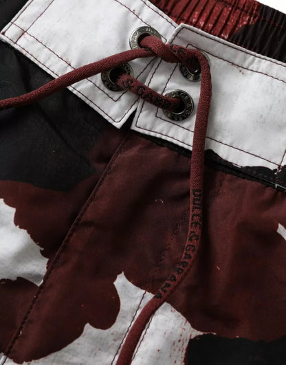 Traje de baño corto con estampado de camuflaje multicolor y logotipo de DG