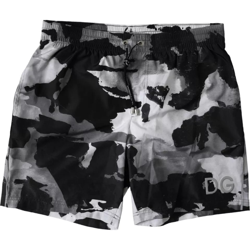 Traje de baño corto con estampado de camuflaje multicolor y logotipo de DG