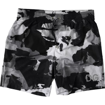 Traje de baño corto con estampado de camuflaje multicolor y logotipo de DG