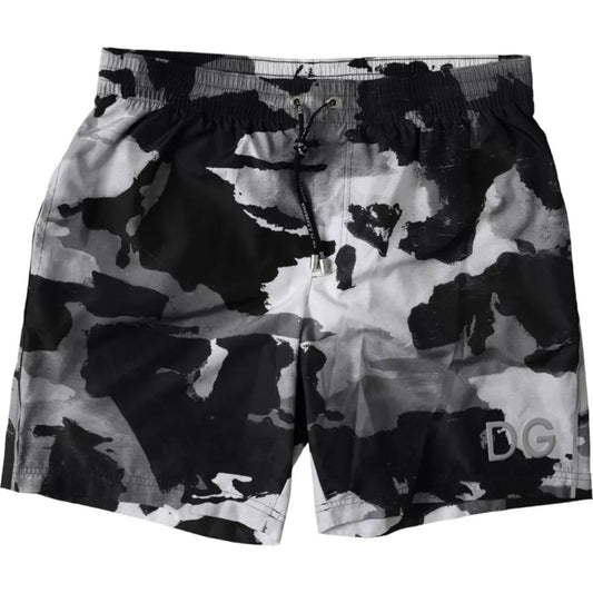 Traje de baño corto con estampado de camuflaje multicolor y logotipo de DG