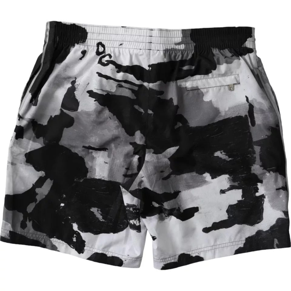Traje de baño corto con estampado de camuflaje multicolor y logotipo de DG