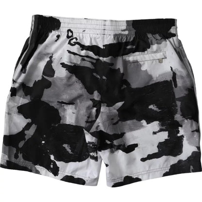 Traje de baño corto con estampado de camuflaje multicolor y logotipo de DG