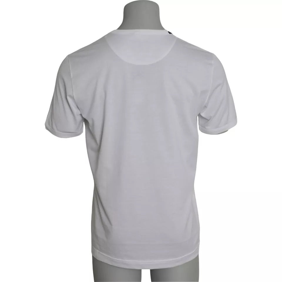 Camiseta blanca de algodón con cuello redondo y manga corta
