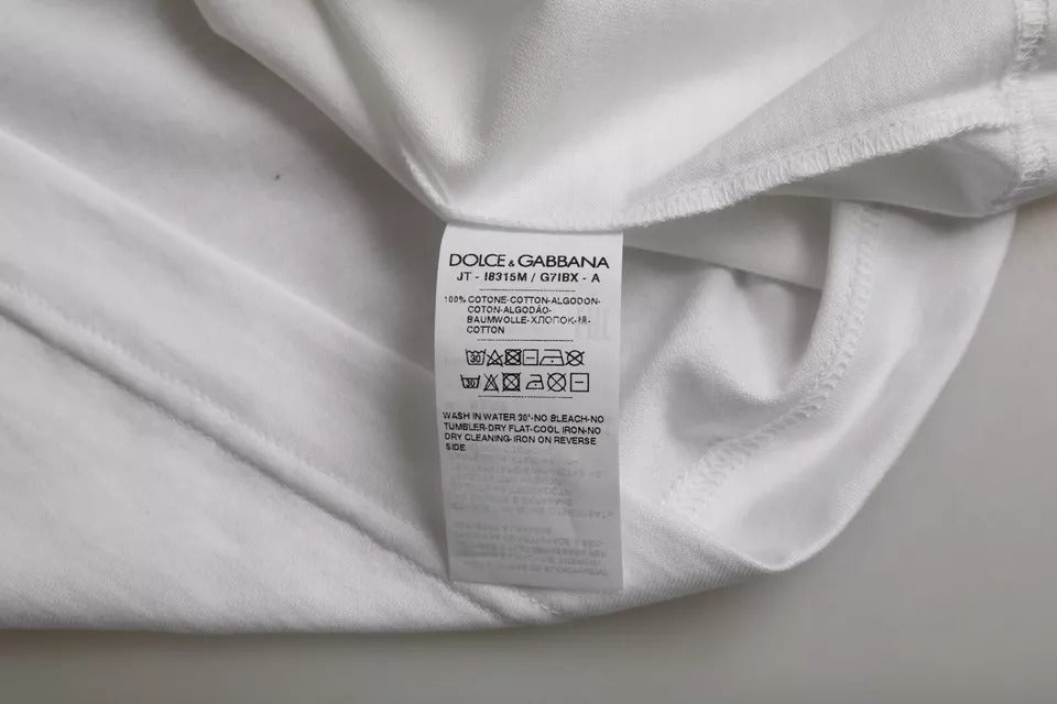 Camiseta blanca de algodón con cuello redondo y manga corta