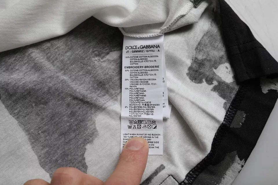 Camiseta de cuello redondo con estampado de camuflaje blanco y negro