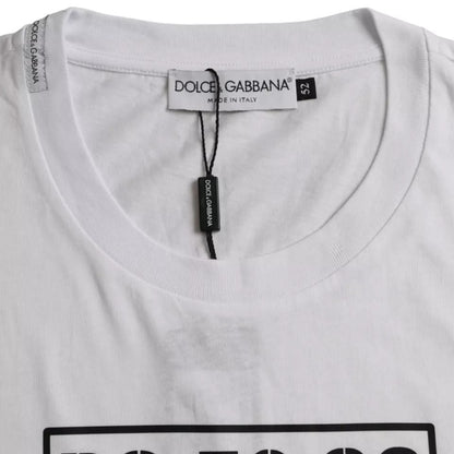Camiseta blanca de cuello redondo y manga corta con logotipo