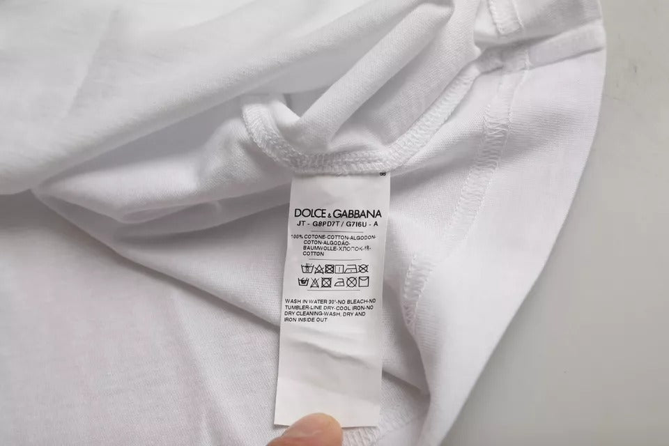 Camiseta blanca de cuello redondo y manga corta con logotipo
