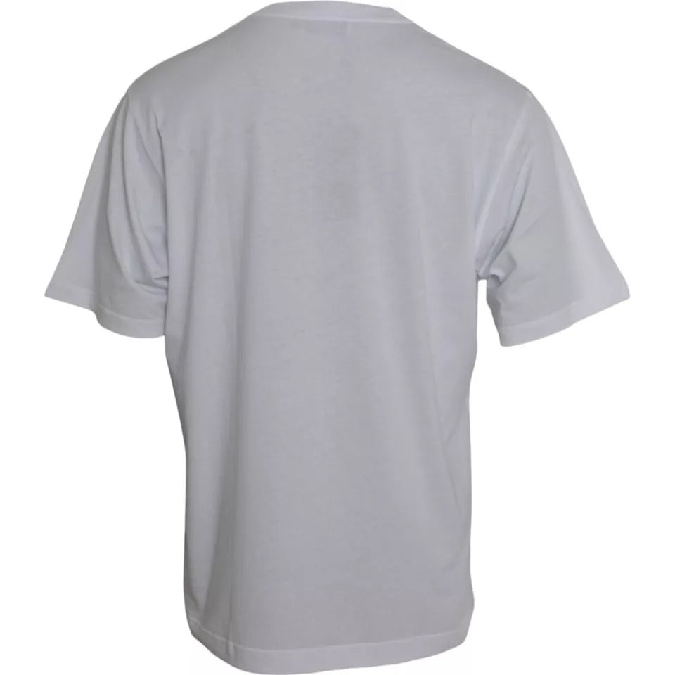 Camiseta blanca de cuello redondo y manga corta con logotipo