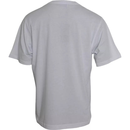 Camiseta blanca de cuello redondo y manga corta con logotipo