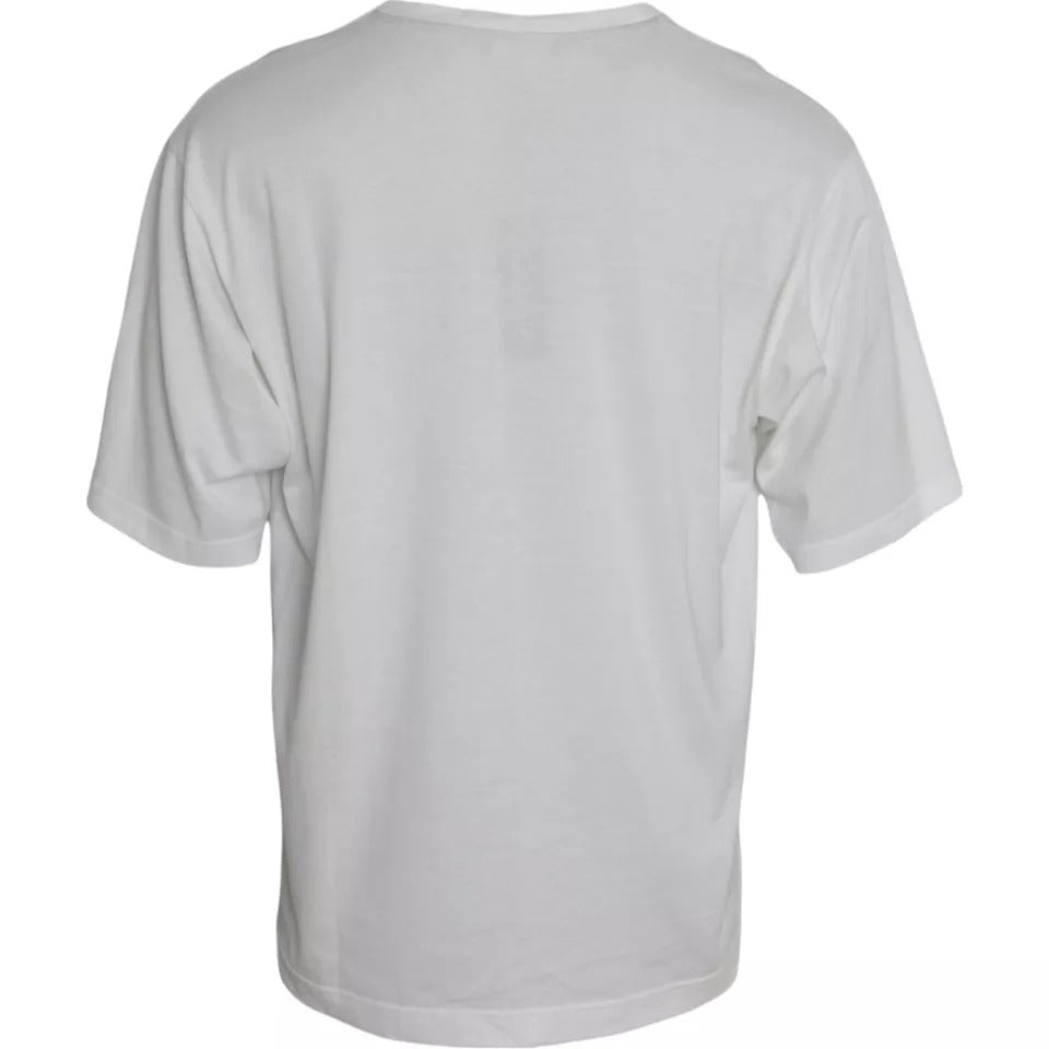 Camiseta blanca de cuello redondo y manga corta con logotipo