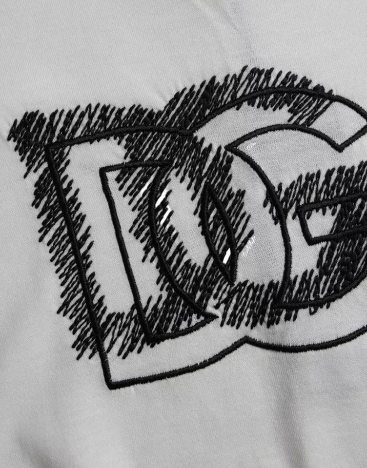 Camiseta blanca de cuello redondo y manga corta con logotipo