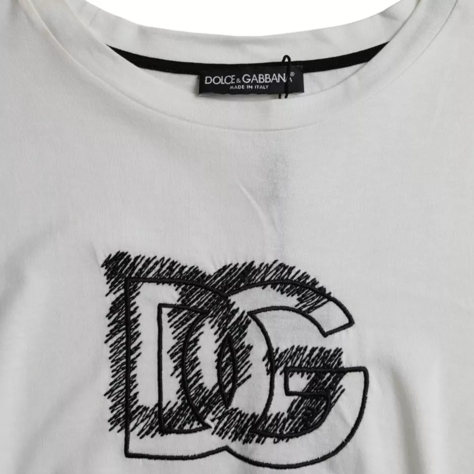 Camiseta blanca de cuello redondo y manga corta con logotipo