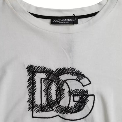 Camiseta blanca de cuello redondo y manga corta con logotipo