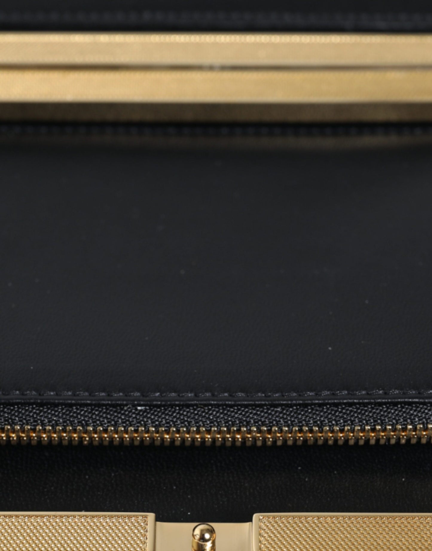 Bolso de noche tipo clutch con marco dorado y flores multicolores