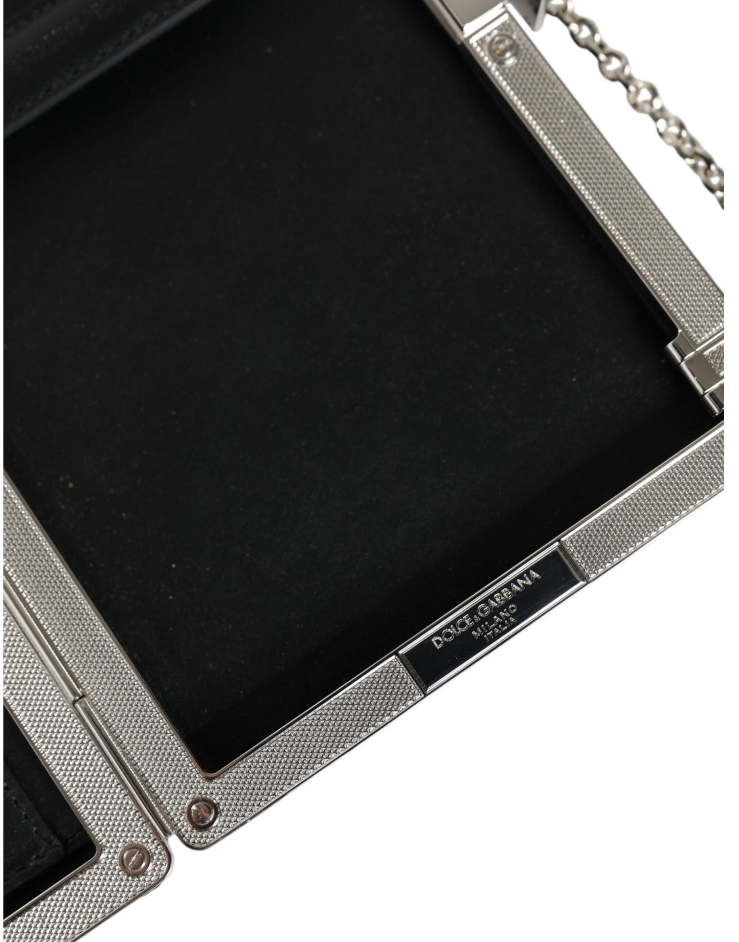 Mini bolso bandolera de cuero negro con marco plateado