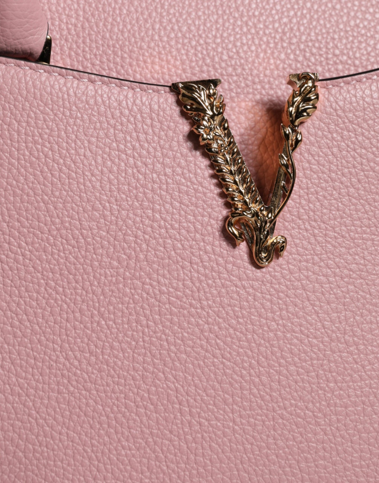 Bolso bandolera pequeño de piel de becerro granulada con asa superior en color rosa