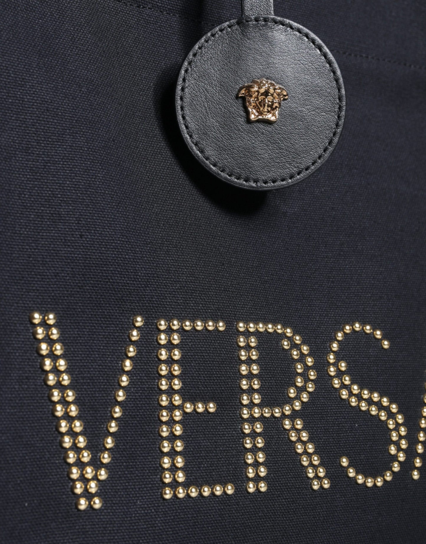 Bolso bandolera de lona negra con asa superior, de cuero y logotipo