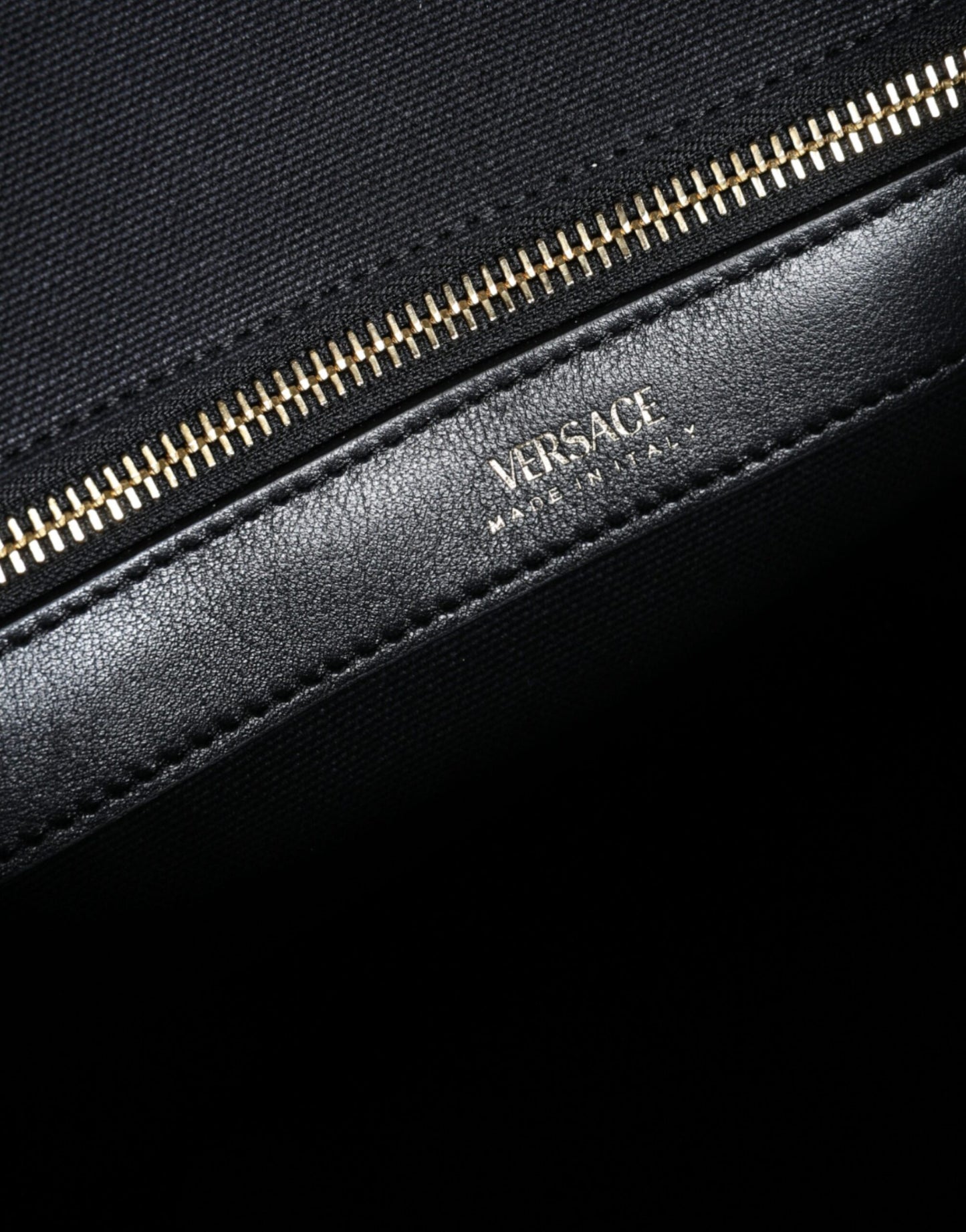 Bolso bandolera de lona negra con asa superior, de cuero y logotipo