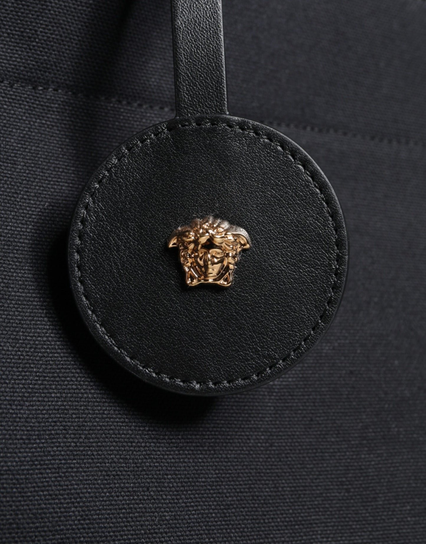 Bolso bandolera de lona negra con asa superior, de cuero y logotipo
