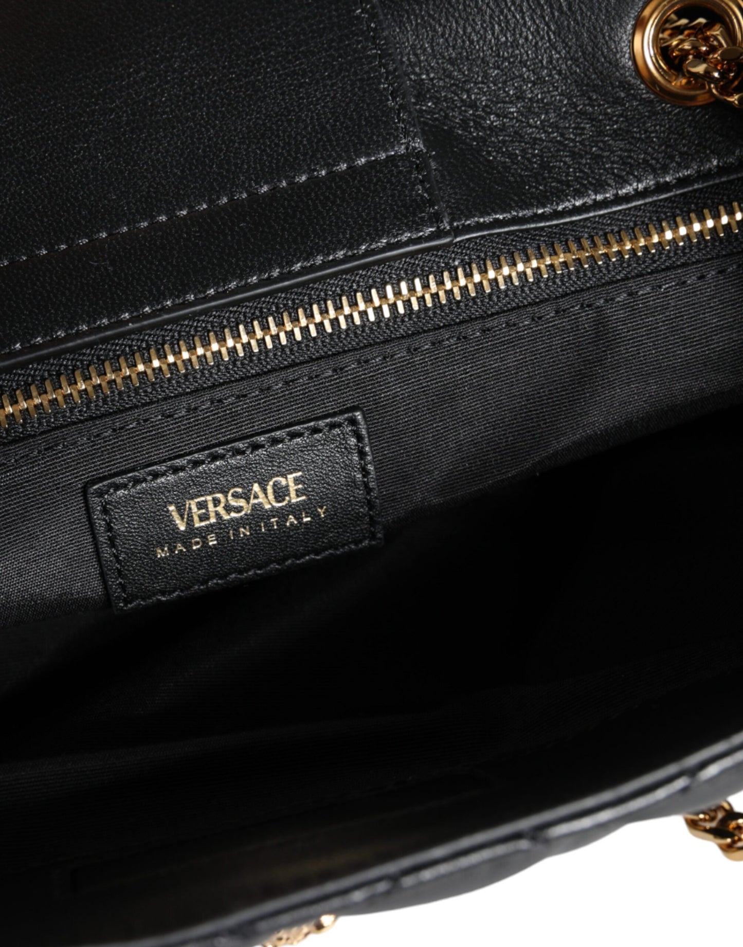 Bolso bandolera de piel napa acolchada negra con correa de cadena