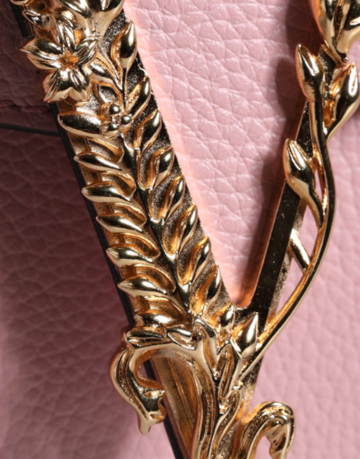 Bolso bandolera de piel de becerro granulada rosa con logotipo