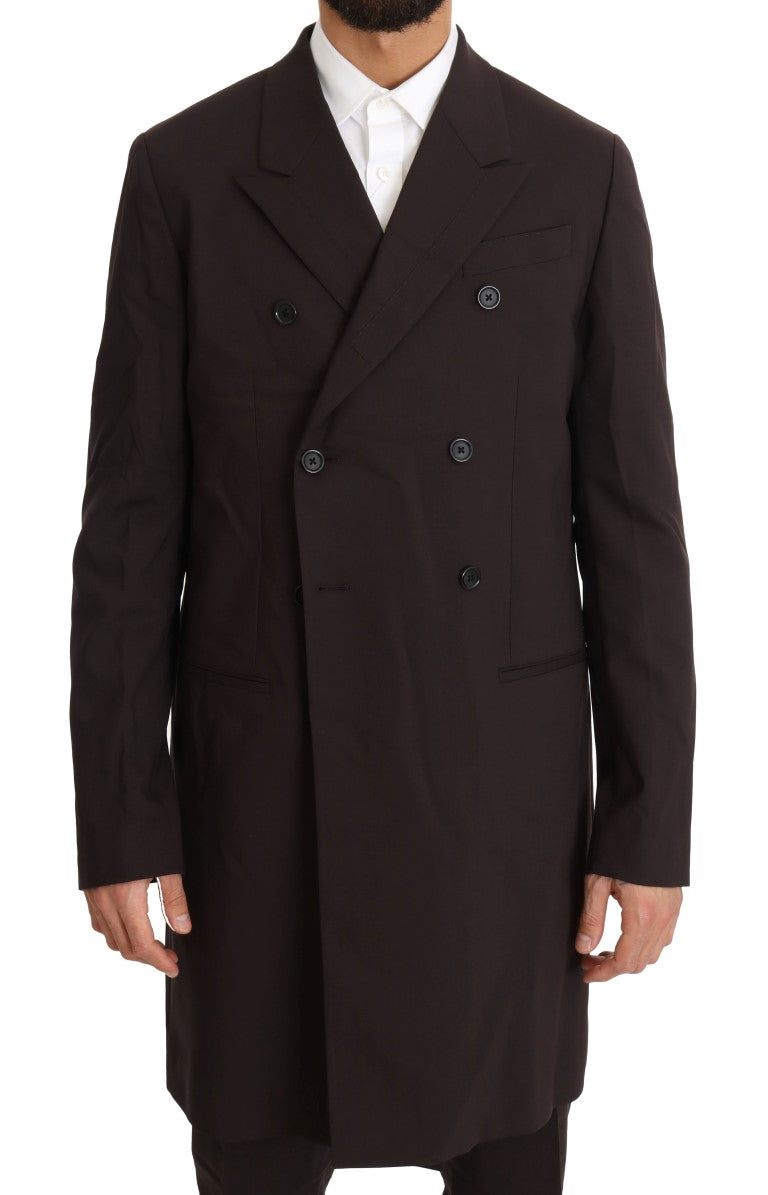 Elegante traje cruzado burdeos