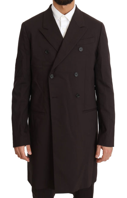 Elegante traje cruzado burdeos