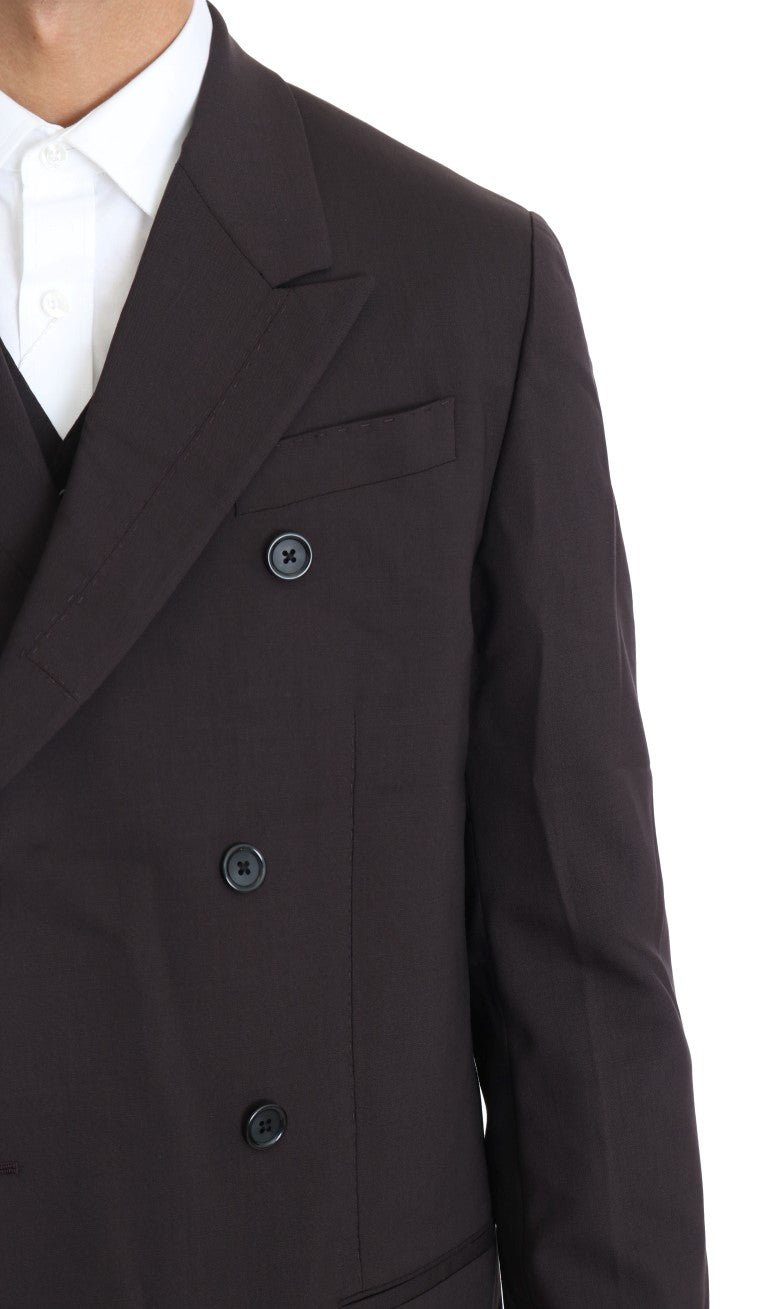 Elegante traje cruzado burdeos