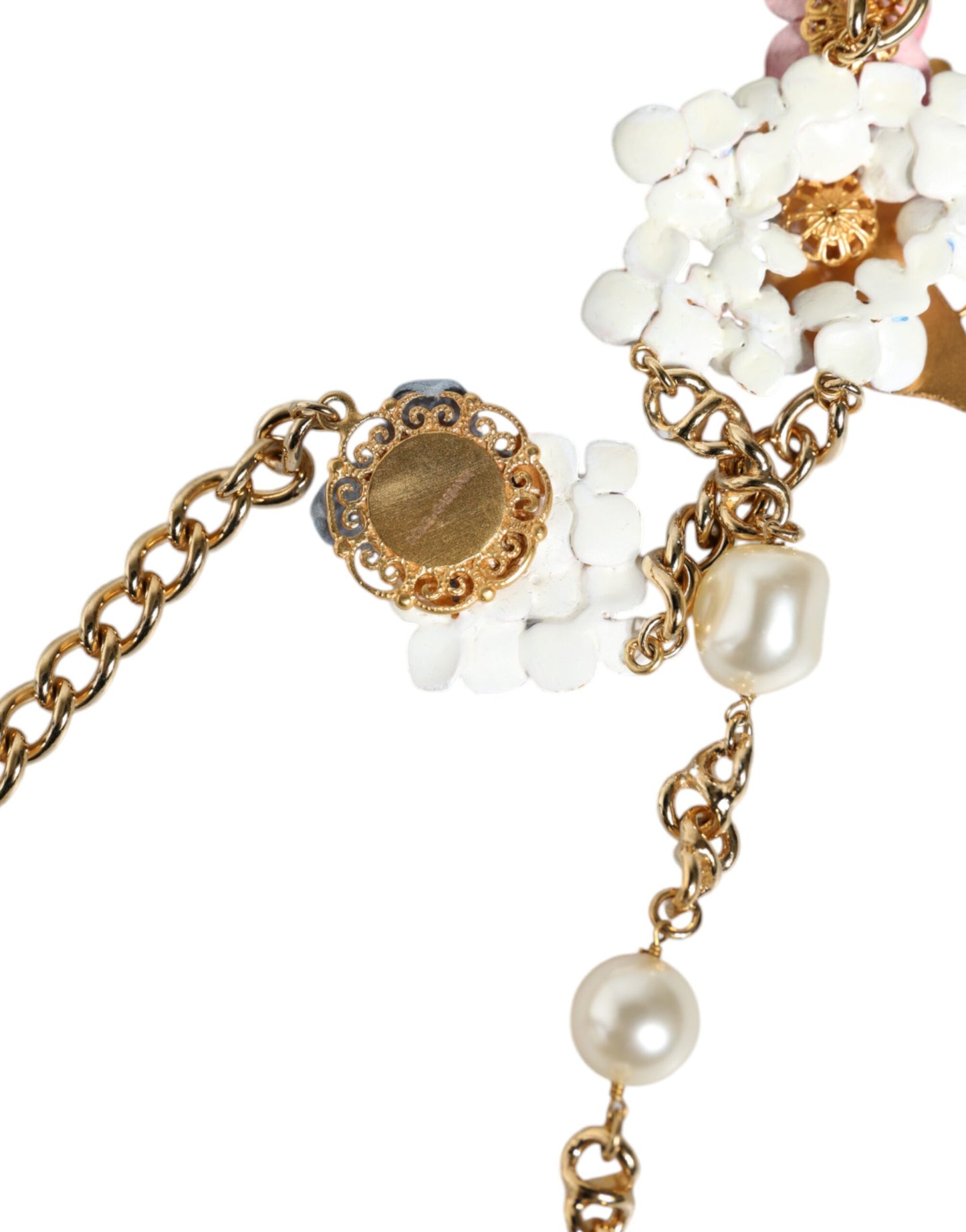 Collar de perlas de cristal en capas con diseño floral de latón y cadena dorada
