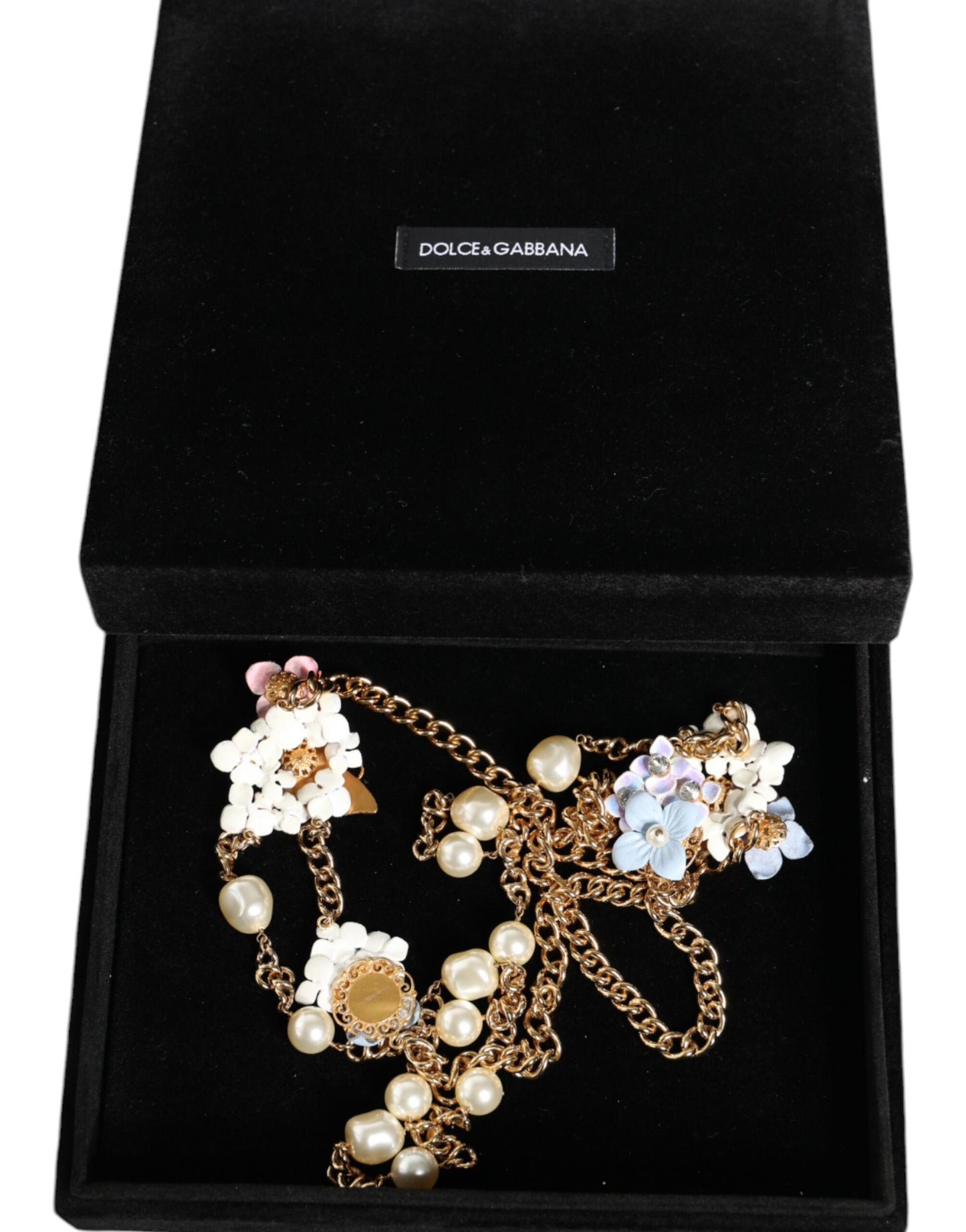 Collar de perlas de cristal en capas con diseño floral de latón y cadena dorada
