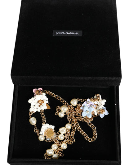 Collar de perlas de cristal en capas con diseño floral de latón y cadena dorada