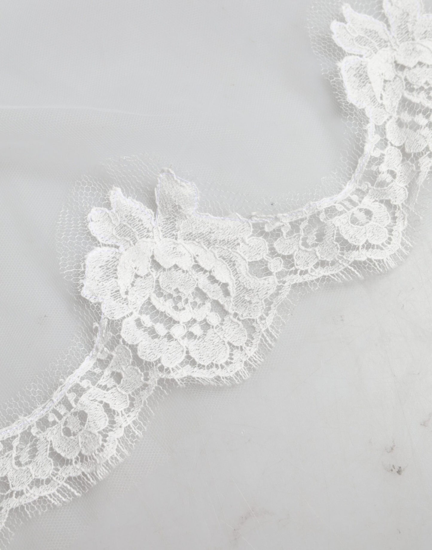 Velo de novia de nailon con encaje floral blanco hasta el suelo