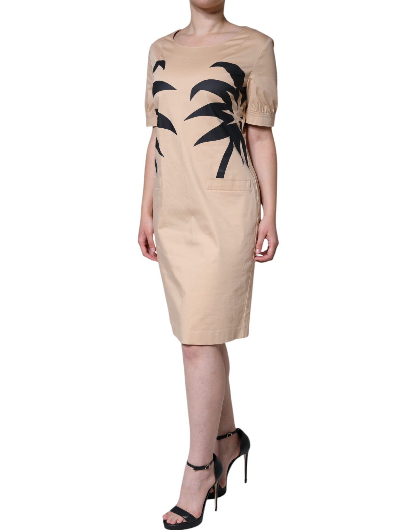 Vestido de algodón beige de manga corta hasta la rodilla