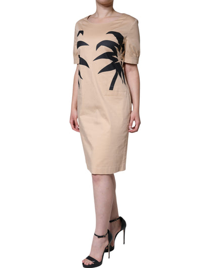 Vestido de algodón beige de manga corta hasta la rodilla