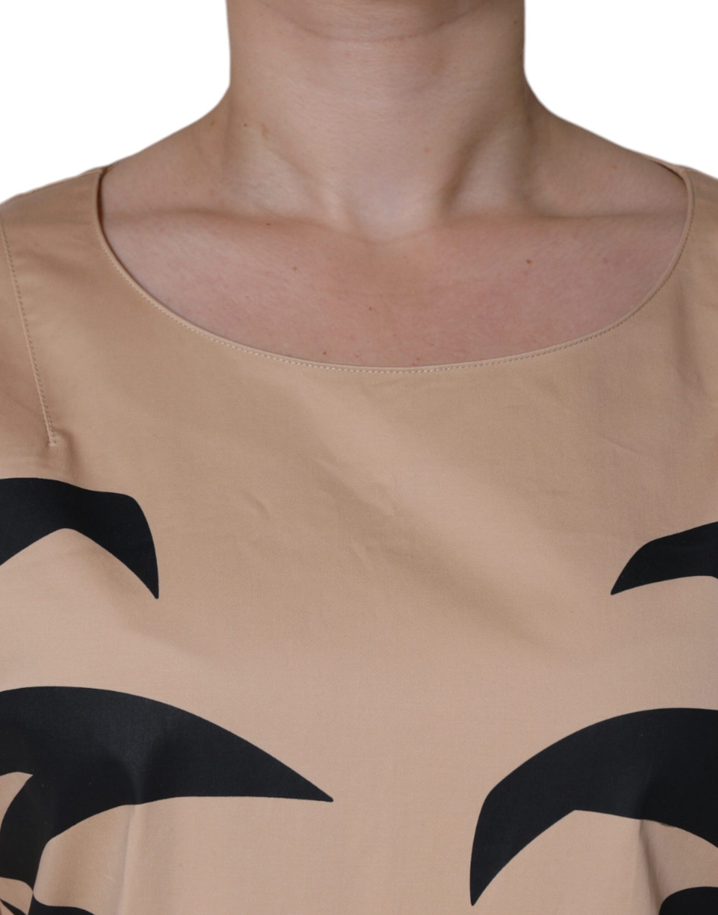 Vestido de algodón beige de manga corta hasta la rodilla