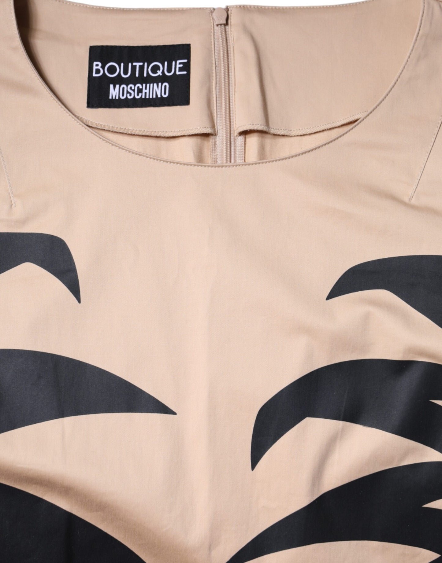 Vestido de algodón beige de manga corta hasta la rodilla