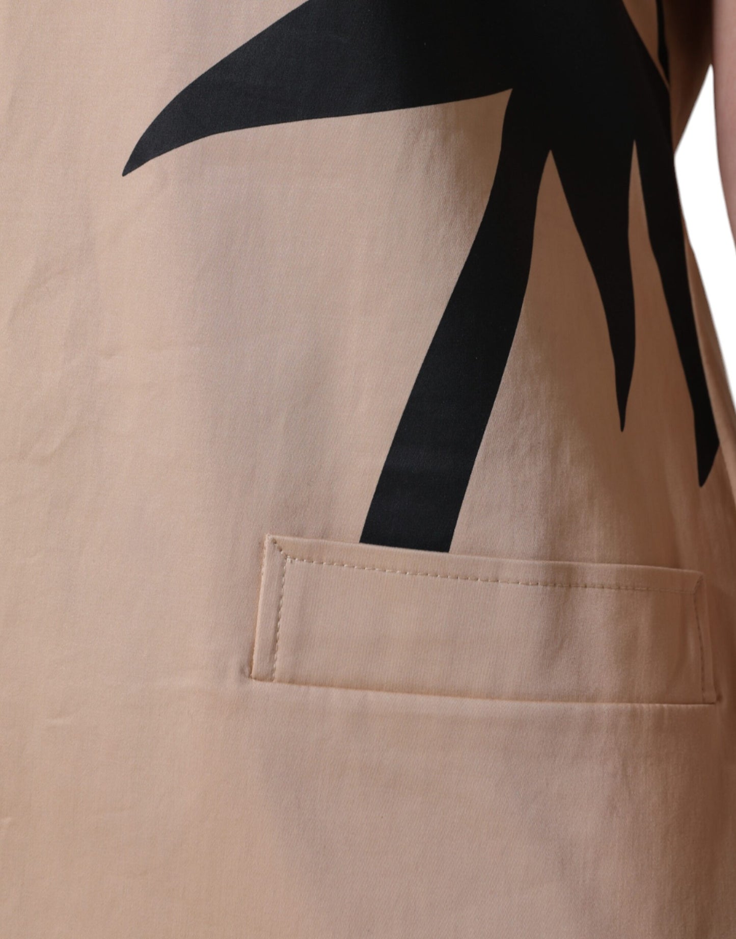 Vestido de algodón beige de manga corta hasta la rodilla