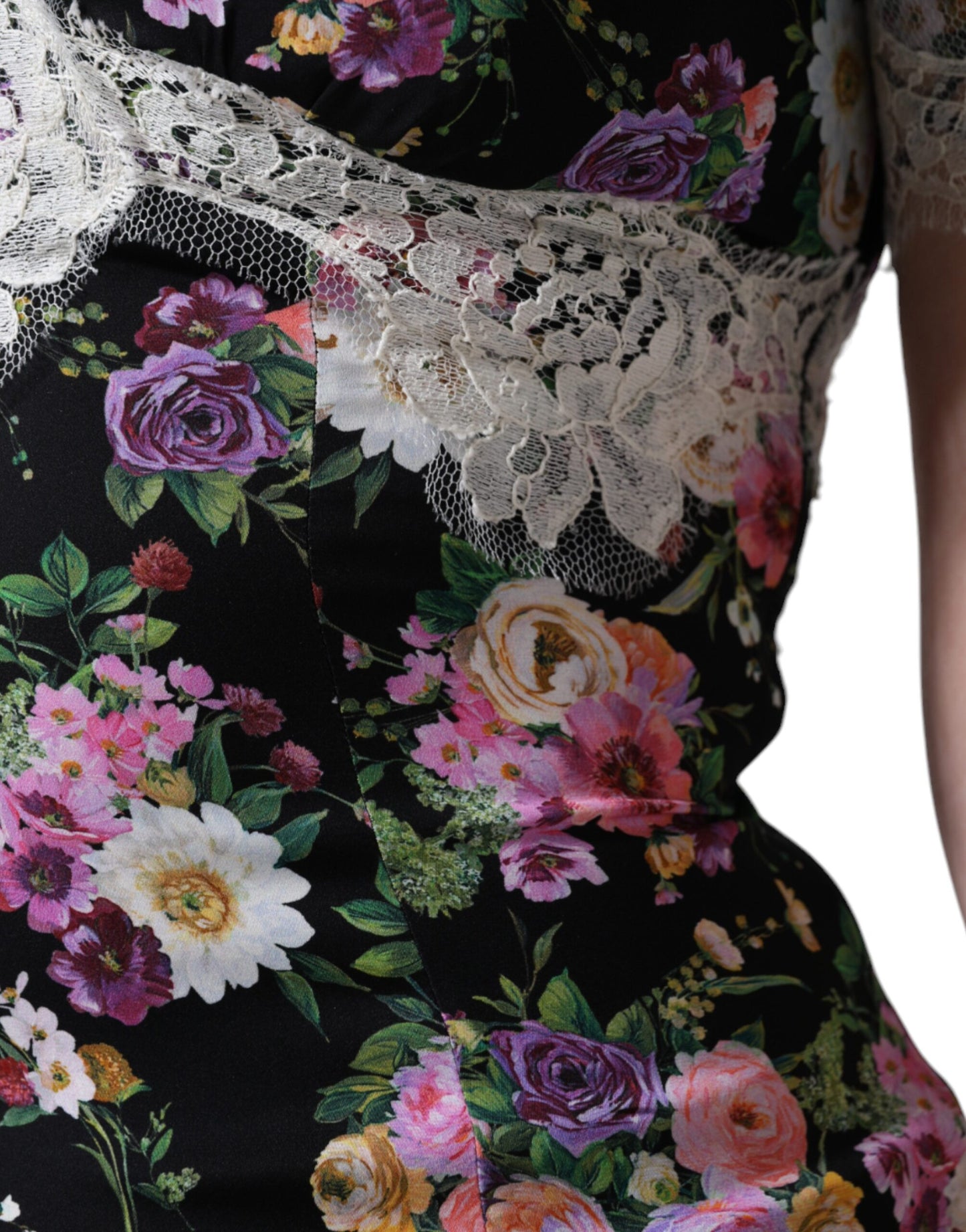 Blusa de manga corta con encaje floral negro