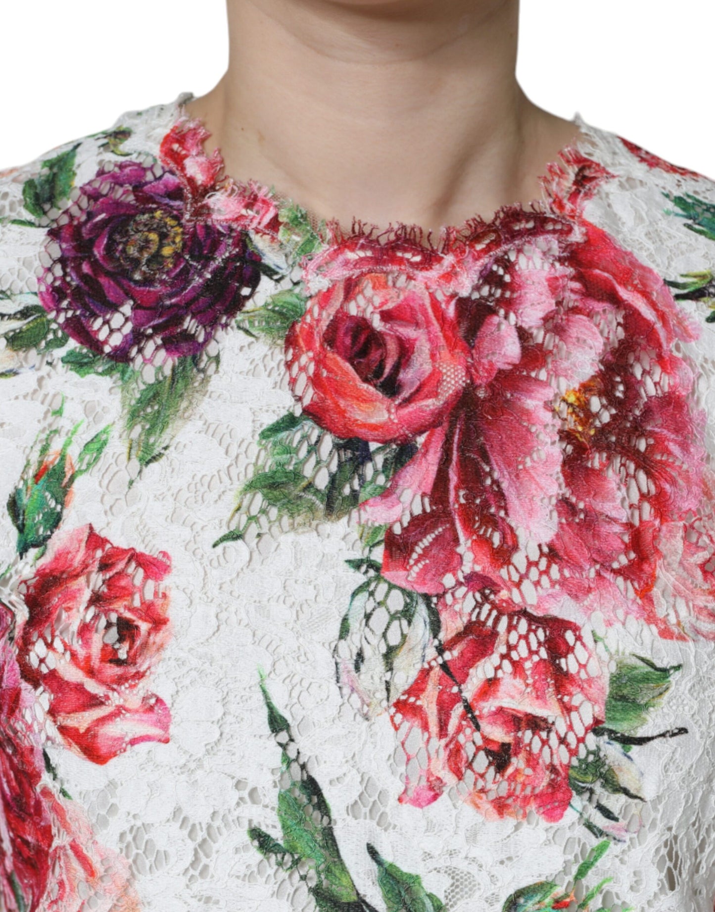 Blusa de manga corta con encaje de peonía blanca