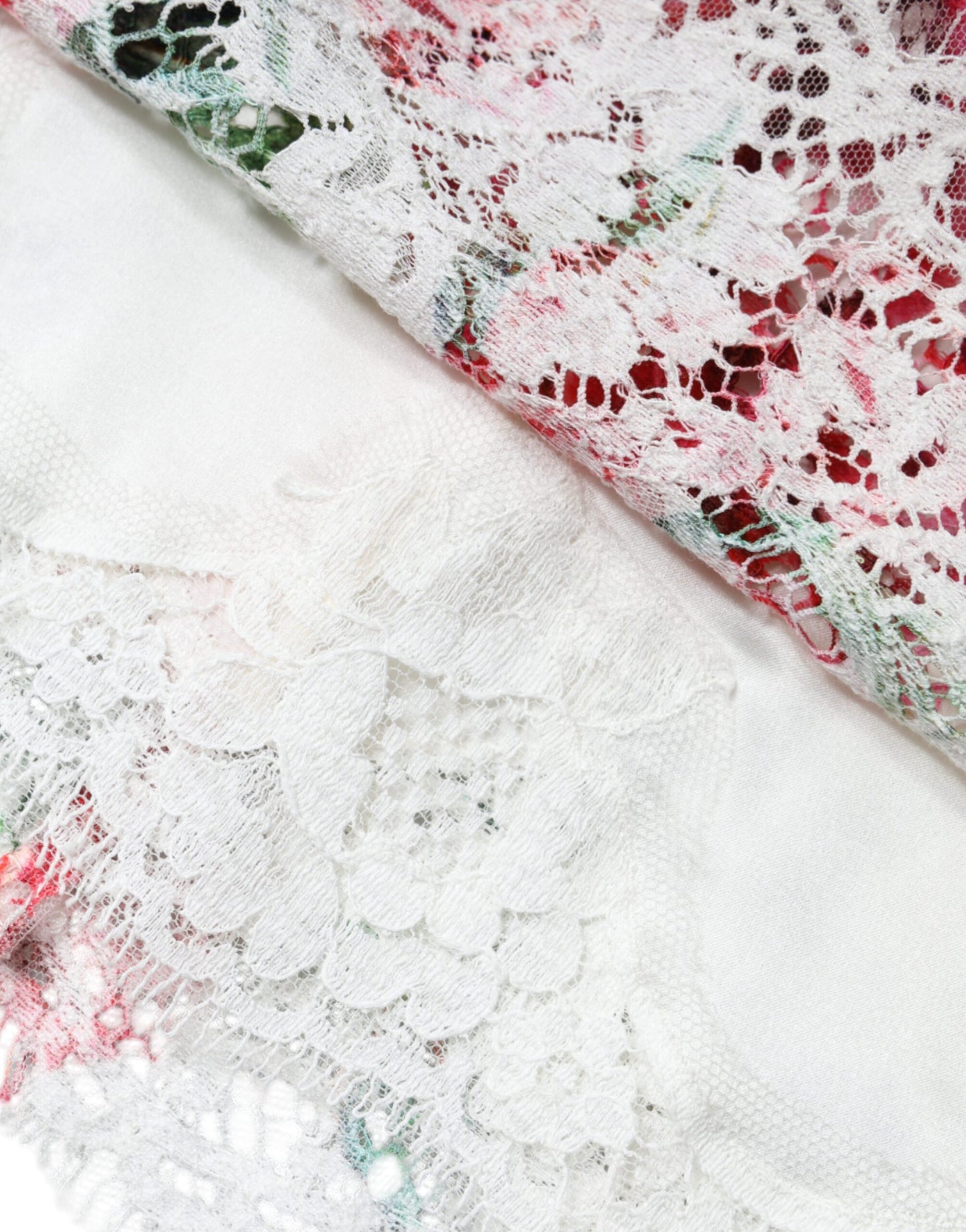 Blusa de manga corta con encaje de peonía blanca