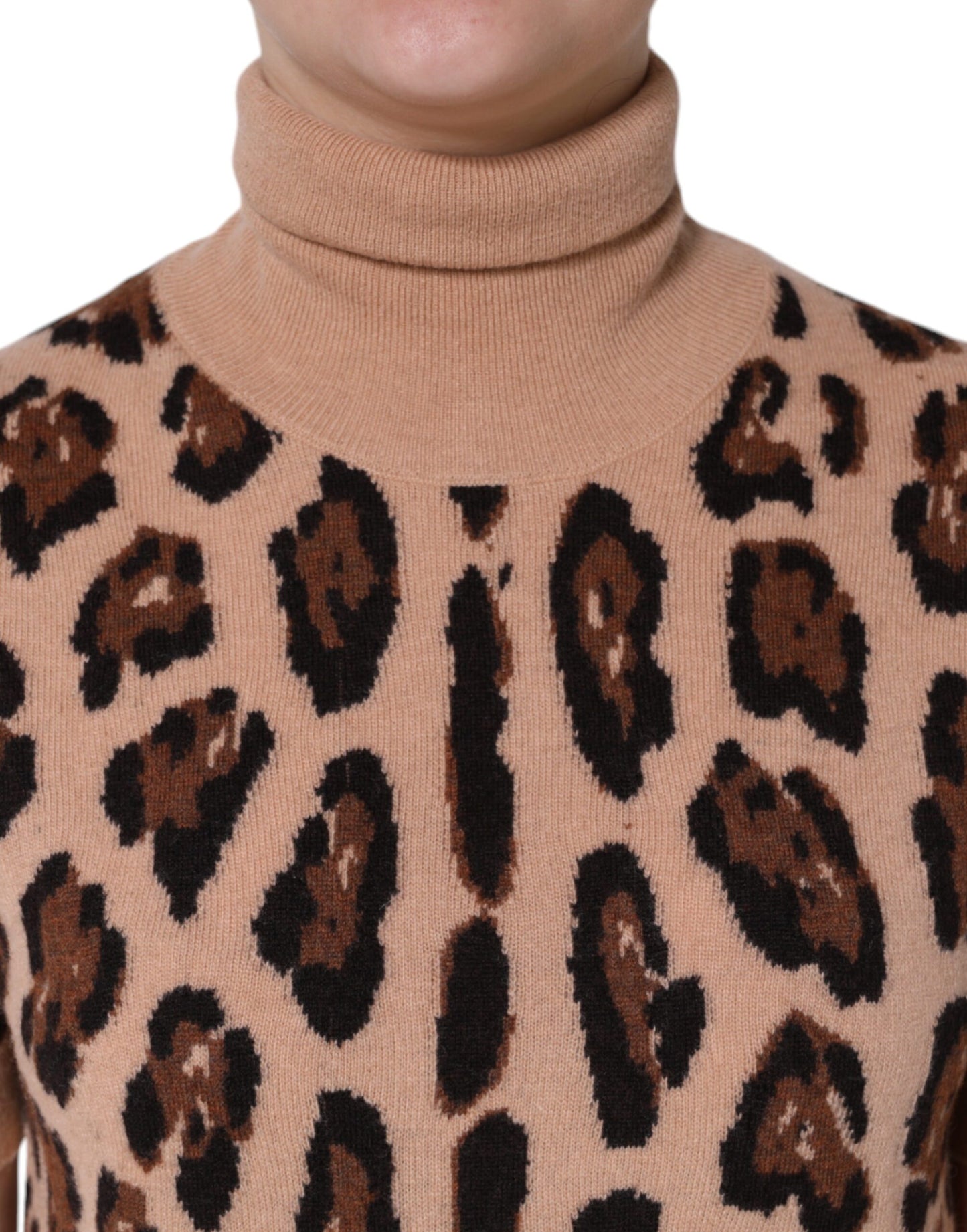 Top de cuello alto de lana con estampado de leopardo beige