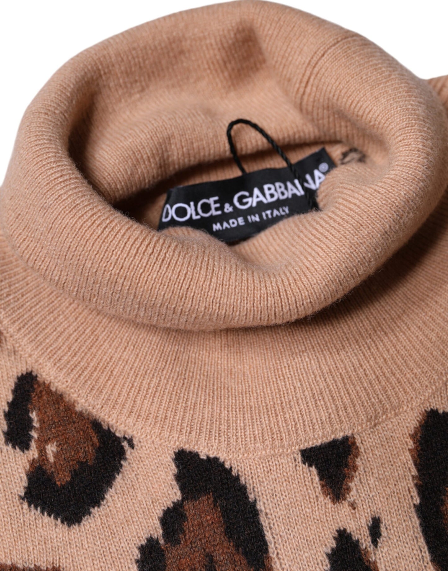 Top de cuello alto de lana con estampado de leopardo beige