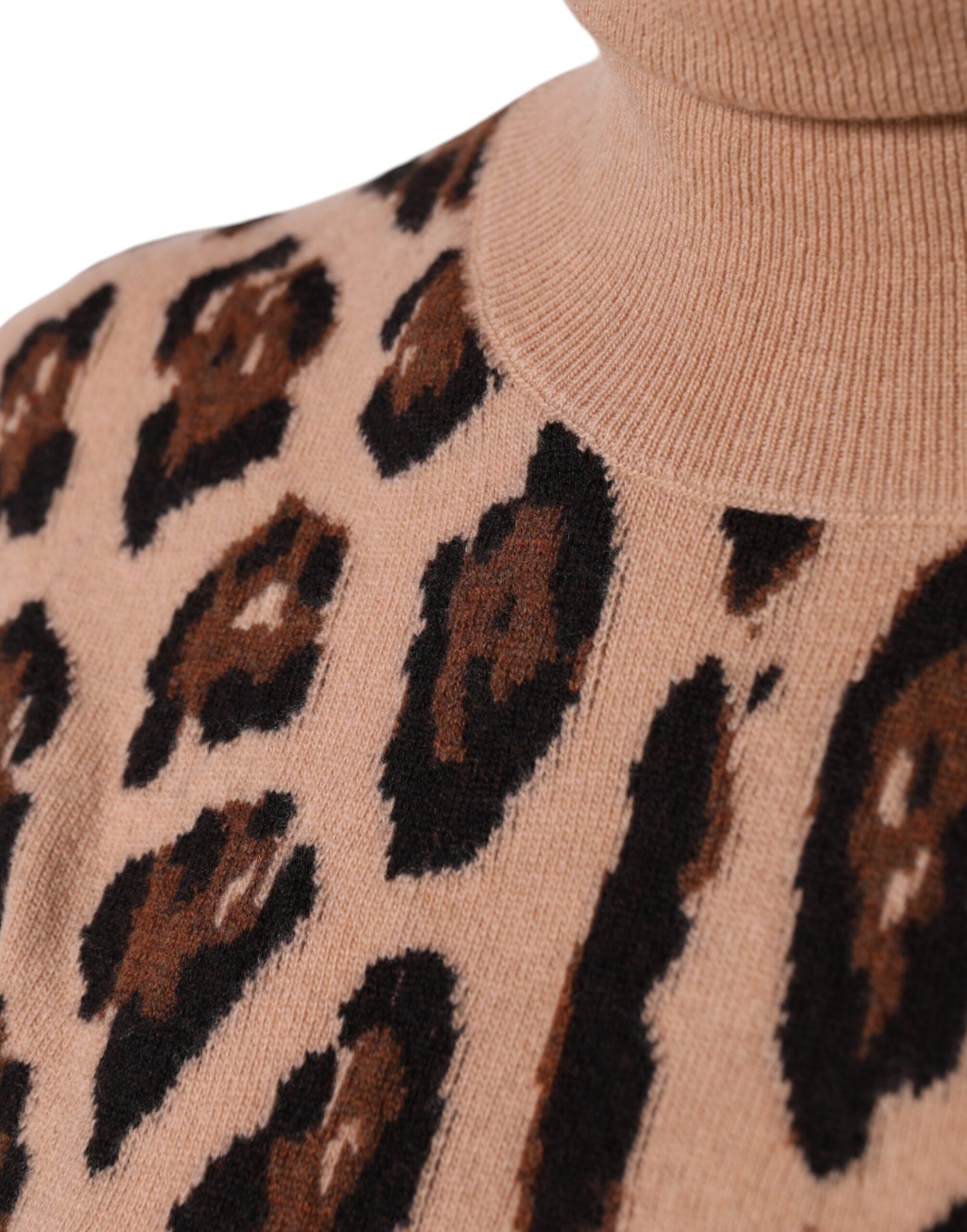 Top de cuello alto de lana con estampado de leopardo beige
