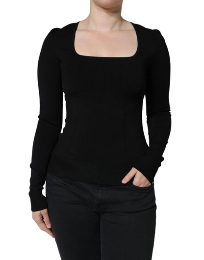 Blusa negra de manga larga con cuello cuadrado