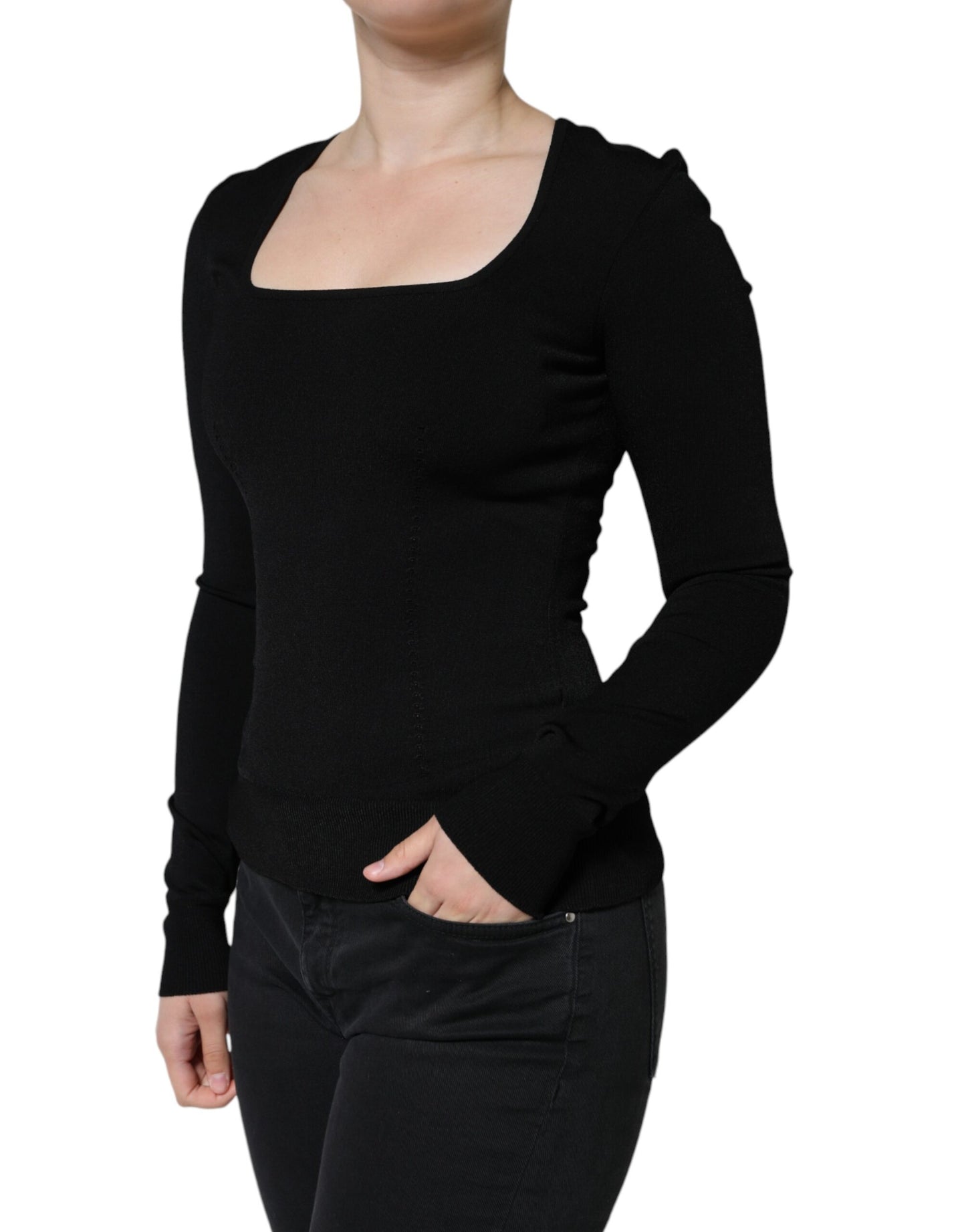 Blusa negra de manga larga con cuello cuadrado