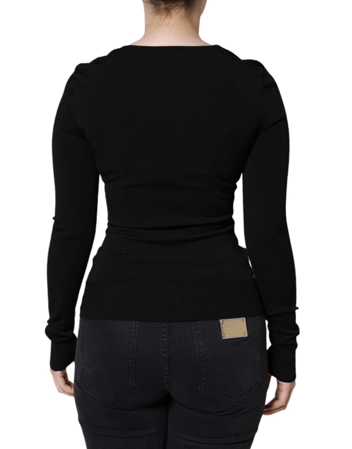 Blusa negra de manga larga con cuello cuadrado